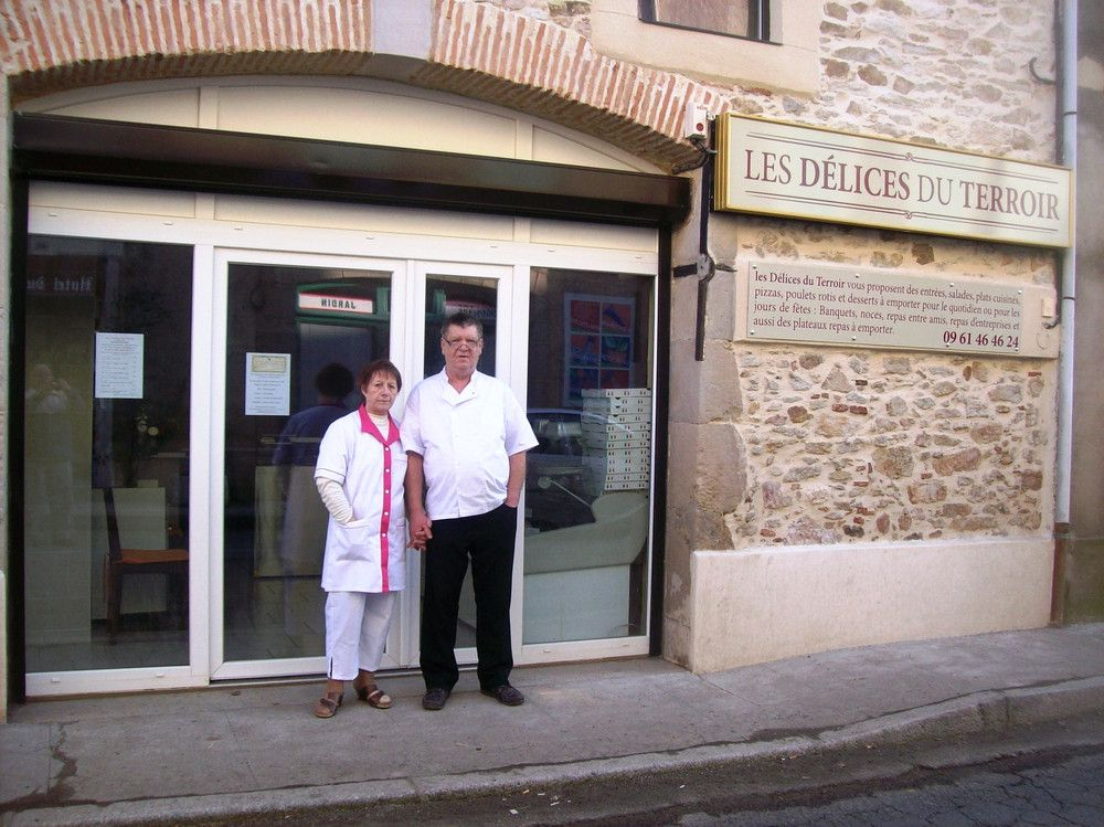 La famille devant la boutique Les Délices du Terroir